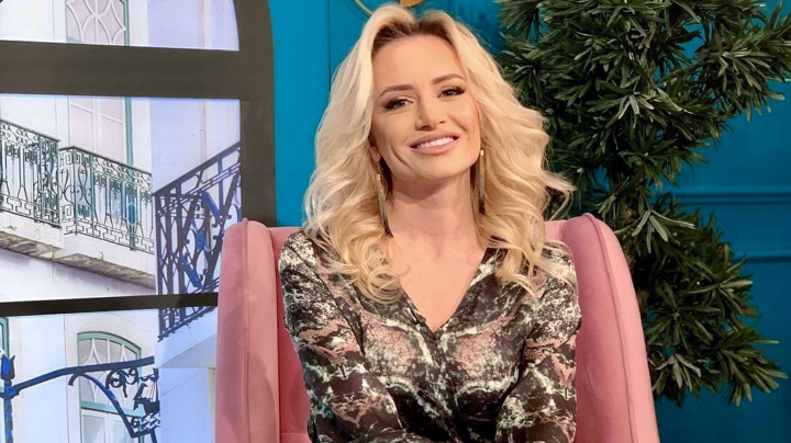 Pe langa faptul ca este o mama si o sotie exemplara, Anisoara Loghin este si un model iscusit! Vezi sedinta foto inedita pentru coperta celei mai celebre reviste din Moldova: „Cu o rochie neagra nu ai cum sa dai gres” - VIDEO Pe langa faptul ca este o mama si o sotie exemplara, Anisoara Loghin este si un model iscusit! Vezi sedinta foto inedita pentru coperta celei mai celebre reviste din Moldova: „Cu o rochie neagra nu ai cum sa dai gres” - VIDEO