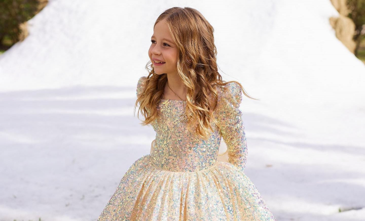 Ea e Anastasia - micuta de sapte ani care castiga 128.000 de lire sterline pe luna. Fetita este adorata de copii - FOTO Ea e Anastasia - micuta de sapte ani care castiga 128.000 de lire sterline pe luna. Fetita este adorata de copii - FOTO