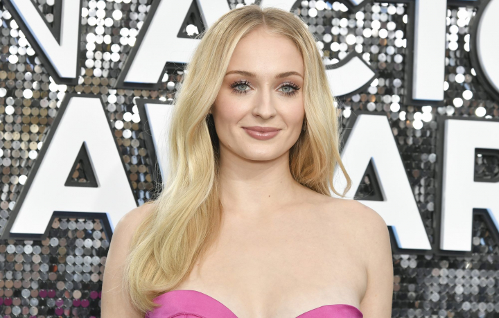 Sophie Turner - insarcinata pentru a doua oara? Imaginile care au starnit speculatiile - FOTO Sophie Turner - insarcinata pentru a doua oara? Imaginile care au starnit speculatiile - FOTO