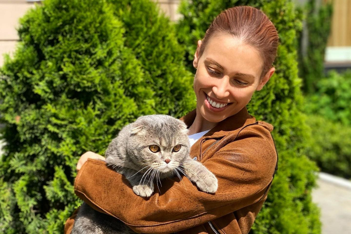 De Ziua Internationala a Pisicilor, interpreta Aliona Moon si-a prezentat cei doi prieteni de companie! Fa cunostinta cu Mikki si Mya: „Cu ajutorul lui chiar ajung sa ma odihnesc de telefon” - VIDEO De Ziua Internationala a Pisicilor, interpreta Aliona Moon si-a prezentat cei doi prieteni de companie! Fa cunostinta cu Mikki si Mya: „Cu ajutorul lui chiar ajung sa ma odihnesc de telefon” - VIDEO