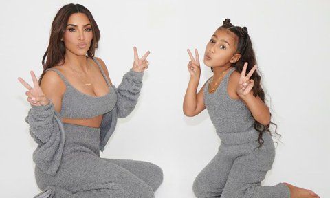 “Experimente” de fashion cu North West. Tinutele bizare in care Kim si Kanye isi imbraca fetita cea mare “Experimente” de fashion cu North West. Tinutele bizare in care Kim si Kanye isi imbraca fetita cea mare