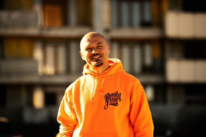 Puya - baiatul dur din hip-hop-ul romanesc, e un familist convins. Cum a cunoscut-o pe Melinda, femeia care i-a daruit trei fiice Puya - baiatul dur din hip-hop-ul romanesc, e un familist convins. Cum a cunoscut-o pe Melinda, femeia care i-a daruit trei fiice