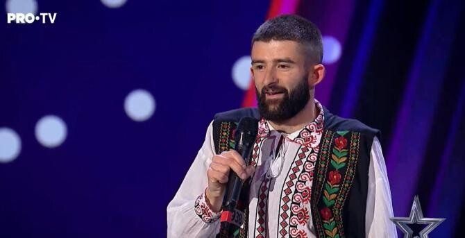 “Kiss Love” de la Florin Mindru pentru toti juratii! Tanarul, faimos pe TikTok, a venit la Romanii au talent sa-si gaseasca jumatatea - VIDEO “Kiss Love” de la Florin Mindru pentru toti juratii! Tanarul, faimos pe TikTok, a venit la Romanii au talent sa-si gaseasca jumatatea - VIDEO