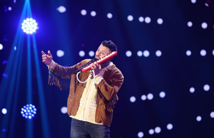 Ion Marior a cantat la flasneta si a adus zambete si buna dispozitie la masa juratilor - VIDEO Ion Marior a cantat la flasneta si a adus zambete si buna dispozitie la masa juratilor - VIDEO