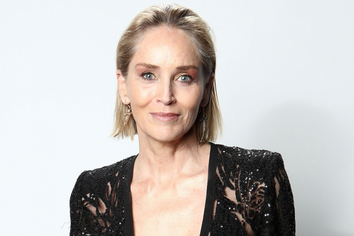 Sharon Stone - surprinsa in timp ce filtra cu un tanar misterios! Cei doi pareau foarte apropiati - FOTO Sharon Stone - surprinsa in timp ce filtra cu un tanar misterios! Cei doi pareau foarte apropiati - FOTO