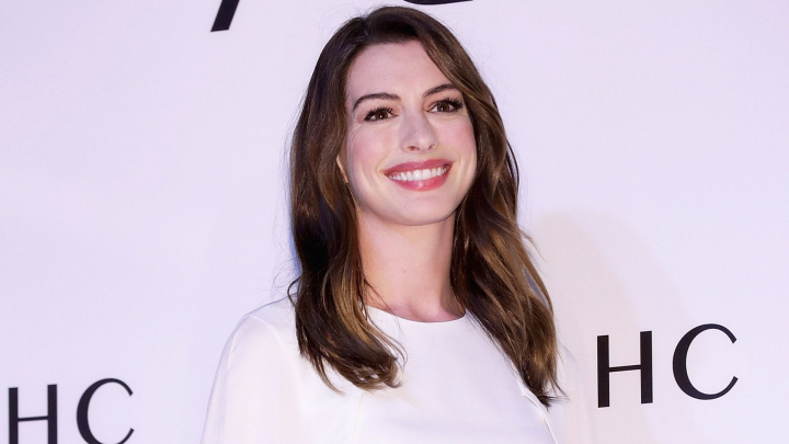 Anne Hathaway imbina utilul cu placutul la Roma. Cum a fost surprinsa actrita pe strazile cochete ale orasului - FOTO Anne Hathaway imbina utilul cu placutul la Roma. Cum a fost surprinsa actrita pe strazile cochete ale orasului - FOTO