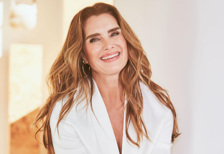 Brooke Shields imparte iubire! Oamenii de pe strazile din New York au fost uimiti de gestul actritei - VIDEO Brooke Shields imparte iubire! Oamenii de pe strazile din New York au fost uimiti de gestul actritei - VIDEO
