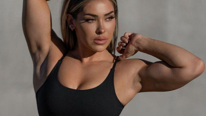 Este un pachet de muschi, dar nu e sportiva. Ce meserie are aceasta tanara superba Este un pachet de muschi, dar nu e sportiva. Ce meserie are aceasta tanara superba