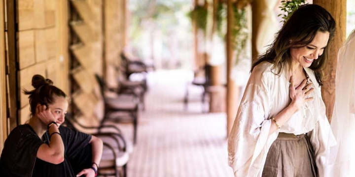 Angelina Jolie, intr-o vacanta de familie in Cambodgia. Cum au fost surprinse actrita si fiica ei, Shiloh - FOTO
Angelina Jolie, intr-o vacanta de familie in Cambodgia. Cum au fost surprinse actrita si fiica ei, Shiloh - FOTO