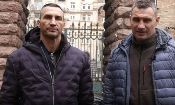 Fratii Klitschko, fosti campioni mondiali la box, s-au inarmat si au iesit in strada: „Nu exista alta varianta!” - VIDEO Fratii Klitschko, fosti campioni mondiali la box, s-au inarmat si au iesit in strada: „Nu exista alta varianta!” - VIDEO