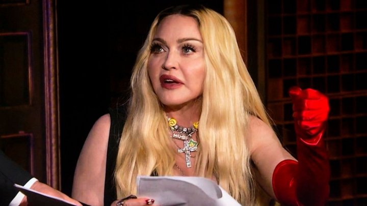 Madonna condamna actiunile lui Vladimir Putin si il asociaza cu Adolf Hitler: „El a incalcat orice acord existent privind drepturile omului” - FOTO/VIDEO Madonna condamna actiunile lui Vladimir Putin si il asociaza cu Adolf Hitler: „El a incalcat orice acord existent privind drepturile omului” - FOTO/VIDEO