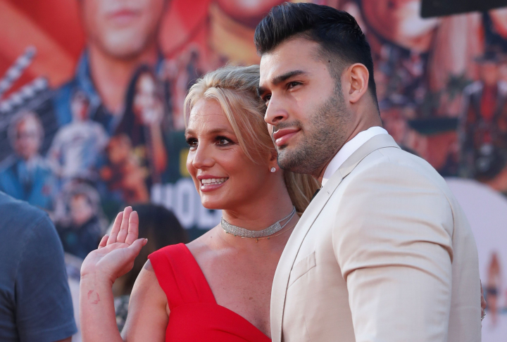 Mireasa de milioane! Britney Spears si-a aratat inelul de logodna: „Porti o avere pe mana” - VIDEO Mireasa de milioane! Britney Spears si-a aratat inelul de logodna: „Porti o avere pe mana” - VIDEO