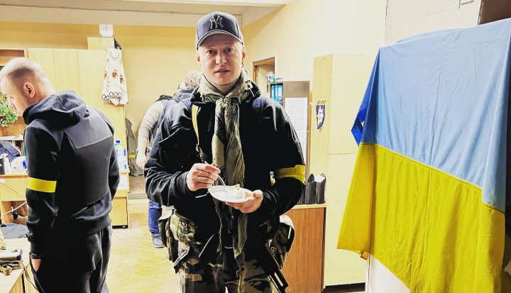 Un artist ucrainean a lasat microfonul pentru arma si isi apara tara: „Nu e vreme de cantat la chitara, e vremea sa luam pustile” - FOTO/VIDEO Un artist ucrainean a lasat microfonul pentru arma si isi apara tara: „Nu e vreme de cantat la chitara, e vremea sa luam pustile” - FOTO/VIDEO