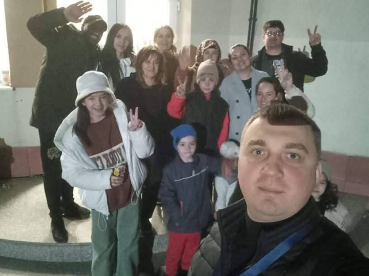 Ucrainenii - uimiti de ospitalitatea si omenia moldovenilor! Cincisprezece membri ai unei familii din Odesa au reusit sa se refugieze in Moldova, insa o alta parte a ramas in Ucraina: „Tatal meu este la Herson. Dupa o interventie chirurgicala a iesit sa lupte” - VIDEO Ucrainenii - uimiti de ospitalitatea si omenia moldovenilor! Cincisprezece membri ai unei familii din Odesa au reusit sa se refugieze in Moldova, insa o alta parte a ramas in Ucraina: „Tatal meu este la Herson. Dupa o interventie chirurgicala a iesit sa lupte” - VIDEO