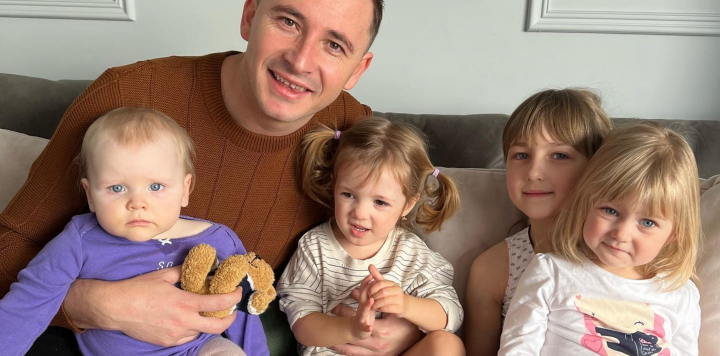 Emilian Cretu - emotionat pana la lacrimi de cei 11 copii si 11 adulti pe care ii gazduieste: „Mamele copiilor incearca sa camufleze situatia de la ele de acasa si sa le spuna copiilor ca sunt in vacanta.” - VIDEO Emilian Cretu - emotionat pana la lacrimi de cei 11 copii si 11 adulti pe care ii gazduieste: „Mamele copiilor incearca sa camufleze situatia de la ele de acasa si sa le spuna copiilor ca sunt in vacanta.” - VIDEO