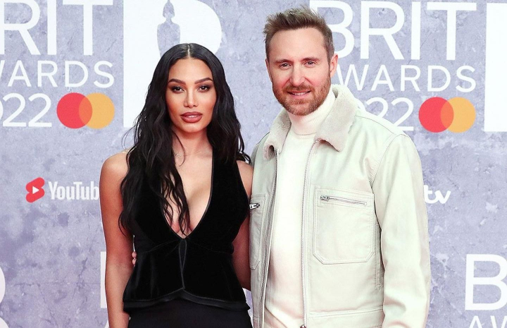 David Guetta, indragostit pana peste cap de iubita sa cu 24 de ani mai tanara. Cum i-au surprins fotografii pe plaja - FOTO David Guetta, indragostit pana peste cap de iubita sa cu 24 de ani mai tanara. Cum i-au surprins fotografii pe plaja - FOTO