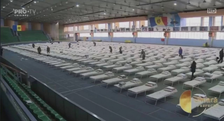 S-a bazat pe sprijinul si ajutorul unei rude, dar ajunsa in Moldova nu a mai primit niciun raspuns. Povestea trista a unei refugiate care sta acum la Manejul de Atletica Usoara - VIDEO S-a bazat pe sprijinul si ajutorul unei rude, dar ajunsa in Moldova nu a mai primit niciun raspuns. Povestea trista a unei refugiate care sta acum la Manejul de Atletica Usoara - VIDEO