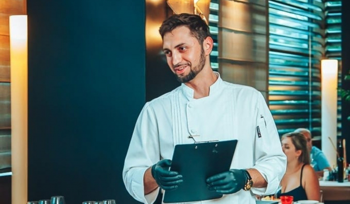 A gatit la resturantele lui Jamie Oliver, iar acum gateste pentru sute de refugiati. Bucatarul Roman Batin spune ca nu isi aminteste cand a mancat ultima data un pranz, dar e fericit ca poate ajuta - VIDEO A gatit la resturantele lui Jamie Oliver, iar acum gateste pentru sute de refugiati. Bucatarul Roman Batin spune ca nu isi aminteste cand a mancat ultima data un pranz, dar e fericit ca poate ajuta - VIDEO