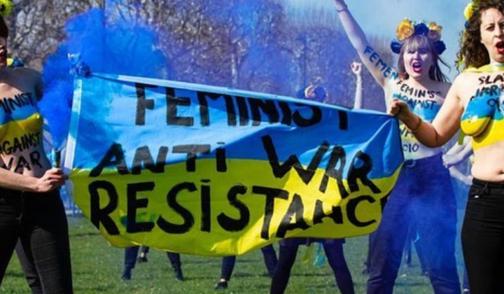 „Putin, criminal de razboi”. Zeci de activiste Femen din Franta au organizat un flashmob topless prin care au cerut integrarea Ucrainei in UE - FOTO/VIDEO