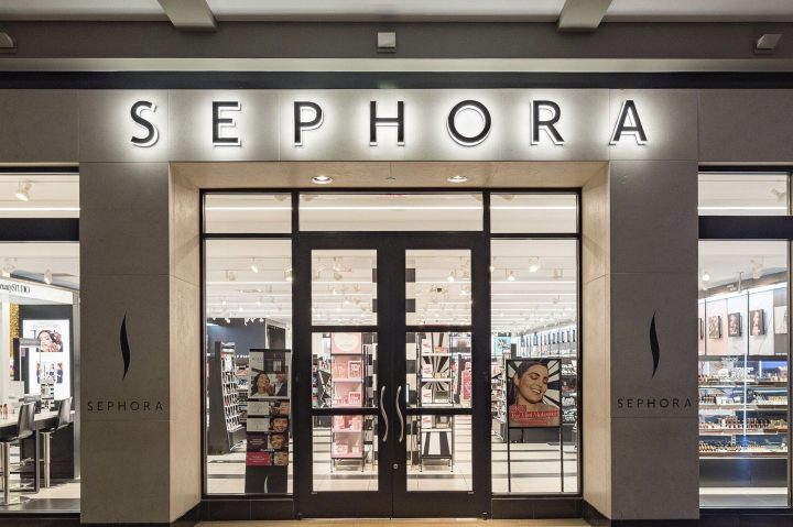 Sephora isi inchide magazinele de cosmetice din Rusia si opreste vanzarile online. Ce spune brand-ul Sephora isi inchide magazinele de cosmetice din Rusia si opreste vanzarile online. Ce spune brand-ul