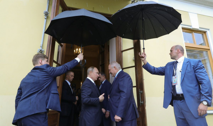 Cine-l pazeste pe Putin? Cum sunt alesi bodyguarzii lui de elita si de ce poarta adesea umbrele si serviete in mana: „Bodyguardul trebuie sa-l apere pe demnitar de cineva invizibil” Cine-l pazeste pe Putin? Cum sunt alesi bodyguarzii lui de elita si de ce poarta adesea umbrele si serviete in mana: „Bodyguardul trebuie sa-l apere pe demnitar de cineva invizibil”