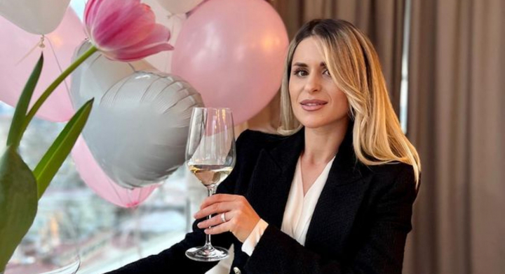 „Baby loading...” Reporterul iSanatate si specialistul medical Cristina Gonta este pe ultima suta de metri si va aduce pe lume primul sau copil! Afla de la sotul ei cat de mult s-a schimbat aceasta in perioada sarcinii: „Noi ca barbati trebuie sa fim alaturi” - VIDEO „Baby loading...” Reporterul iSanatate si specialistul medical Cristina Gonta este pe ultima suta de metri si va aduce pe lume primul sau copil! Afla de la sotul ei cat de mult s-a schimbat aceasta in perioada sarcinii: „Noi ca barbati trebuie sa fim alaturi” - VIDEO