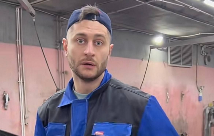 De la un blogger de succes - la un spalator auto! Dava, surprins lucrand la un service auto dupa inchiderea Instagramului in Rusia - VIDEO De la un blogger de succes - la un spalator auto! Dava, surprins lucrand la un service auto dupa inchiderea Instagramului in Rusia - VIDEO