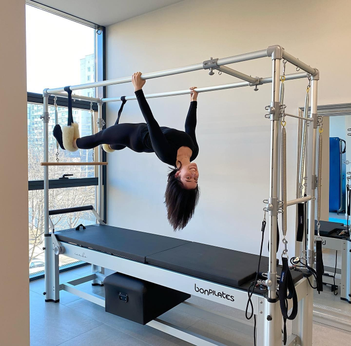 Pilates - sportul care iti aduce sanatate, tonifiere si te ajuta sa iti misti mintea cu ajutorul corpului! Vezi cum se practica aceasta activitate, dar si ce beneficii are - VIDEO Pilates - sportul care iti aduce sanatate, tonifiere si te ajuta sa iti misti mintea cu ajutorul corpului! Vezi cum se practica aceasta activitate, dar si ce beneficii are - VIDEO