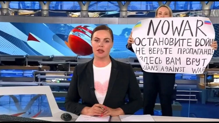 O jurnalista din Rusia a protestat in direct impotriva razboiului declansat de Putin: „Nu crede propaganda!” O jurnalista din Rusia a protestat in direct impotriva razboiului declansat de Putin: „Nu crede propaganda!”