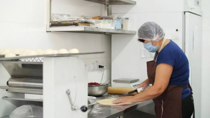 Prinzuri calde pentru refugiati! Proprietara unui restaurant din Sireti pregateste zi de zi cu multa daruire mancare pentru ucraineni: „Am hotarat sa ne mobilizam si sa ajutam poporul ucrainean in masura posibilitatilor” - VIDEO Prinzuri calde pentru refugiati! Proprietara unui restaurant din Sireti pregateste zi de zi cu multa daruire mancare pentru ucraineni: „Am hotarat sa ne mobilizam si sa ajutam poporul ucrainean in masura posibilitatilor” - VIDEO