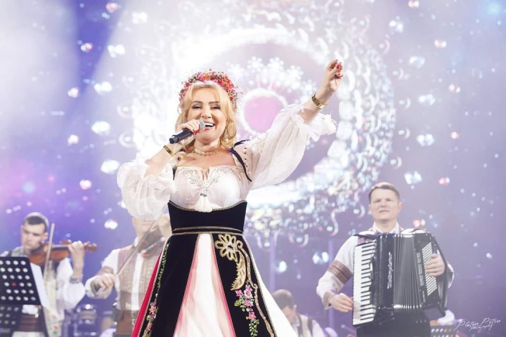 Emotii grandioase, sala arhiplina si multi invitati speciali! Adriana Ochisanu si-a indeplinit marele vis si a sustinut un concert de zile mari alaturi de artistii cu renume: „Este sold out, iar asta este cea mai mare realizare pentru un artist” - VIDEO Emotii grandioase, sala arhiplina si multi invitati speciali! Adriana Ochisanu si-a indeplinit marele vis si a sustinut un concert de zile mari alaturi de artistii cu renume: „Este sold out, iar asta este cea mai mare realizare pentru un artist” - VIDEO
