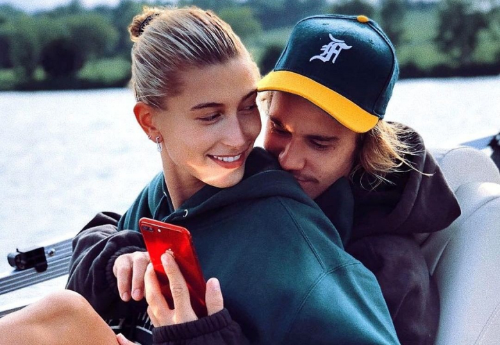Primele imagini cu Hailey si Justin Bieber in public, dupa ce modelului i s-a descoperit un cheag de sange pe creier - FOTO
Primele imagini cu Hailey si Justin Bieber in public, dupa ce modelului i s-a descoperit un cheag de sange pe creier - FOTO