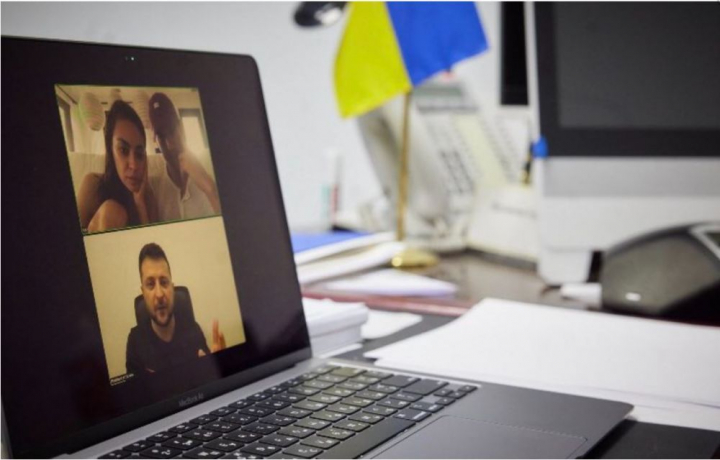 Presedintele Zelenski, video call cu Mila Kunis si Ashton Kutcher - FOTO Presedintele Zelenski, video call cu Mila Kunis si Ashton Kutcher - FOTO