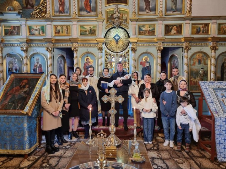 Micutul Alexandru, refugiat din Ucraina - botezat in Moldova! Baietelul are doi nani moldoveni. Vezi cum a avut loc botezul: „Este o mare onoare si placere pentru mine sa unificam traditiile noastre” - VIDEO Micutul Alexandru, refugiat din Ucraina - botezat in Moldova! Baietelul are doi nani moldoveni. Vezi cum a avut loc botezul: „Este o mare onoare si placere pentru mine sa unificam traditiile noastre” - VIDEO