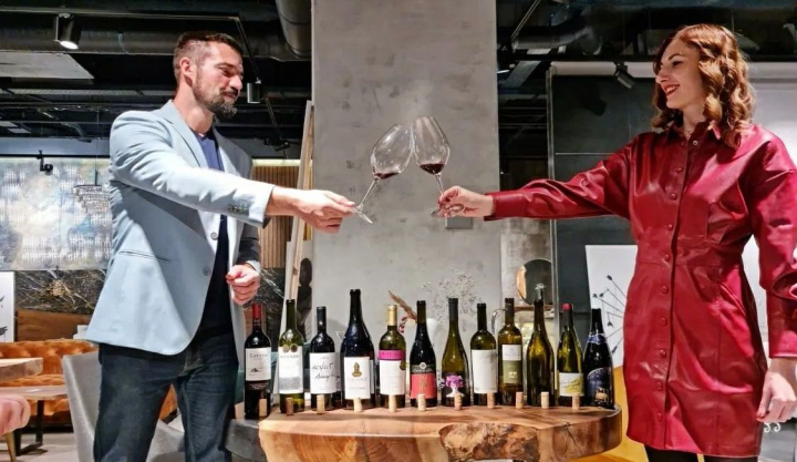 Ideea creativa prin care au ajutat refugiatii din Ucraina! Vezi evenimentul la care o sticla cu vin a fost vanduta la un pret de peste 6 mii de lei. Ce spun organizatorii: „Nu putem sa oprim razboiul, dar putem sa ajutam oamenii care sunt in suferinta” - VIDEO Ideea creativa prin care au ajutat refugiatii din Ucraina! Vezi evenimentul la care o sticla cu vin a fost vanduta la un pret de peste 6 mii de lei. Ce spun organizatorii: „Nu putem sa oprim razboiul, dar putem sa ajutam oamenii care sunt in suferinta” - VIDEO