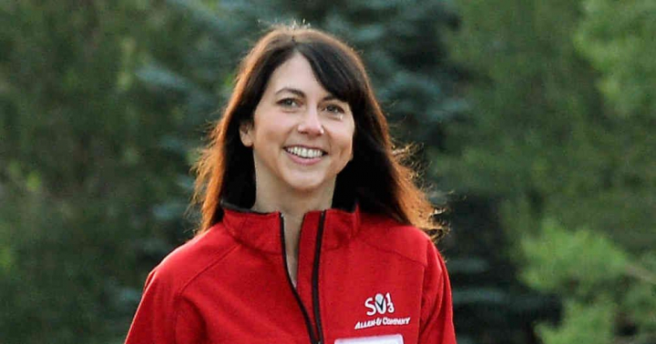 Fosta sotie a lui Jeff Bezos, MacKenzie Scott, a donat o avere de peste 3,8 miliarde de dolari in ultimele 9 luni: „Nu pledam pentru anumite politici sau reforme” Fosta sotie a lui Jeff Bezos, MacKenzie Scott, a donat o avere de peste 3,8 miliarde de dolari in ultimele 9 luni: „Nu pledam pentru anumite politici sau reforme”