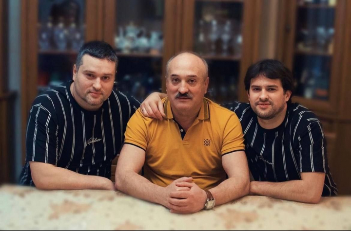 Feciorii - cea mai mare realizare a interpretului Gheorghe Topa! Afla ce meserii au cei doi baieti, unde sunt stabiliti, dar si relatia acestora cu muzica: „Eu nu mi-am dorit ca copiii mei sa cante” - VIDEO Feciorii - cea mai mare realizare a interpretului Gheorghe Topa! Afla ce meserii au cei doi baieti, unde sunt stabiliti, dar si relatia acestora cu muzica: „Eu nu mi-am dorit ca copiii mei sa cante” - VIDEO