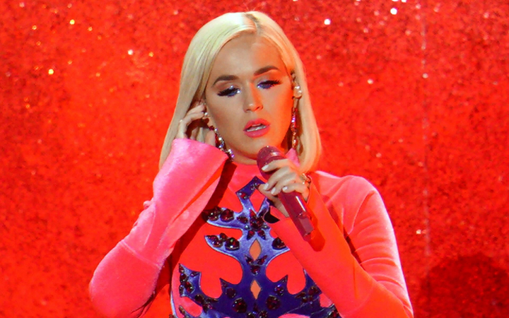Katy Perry a protestat live la concertul din Los-Angeles impotriva lui Vladimir Putin: „Du-te naibii Putin”, a rostit artista si tot publicul din sala - VIDEO Katy Perry a protestat live la concertul din Los-Angeles impotriva lui Vladimir Putin: „Du-te naibii Putin”, a rostit artista si tot publicul din sala - VIDEO
