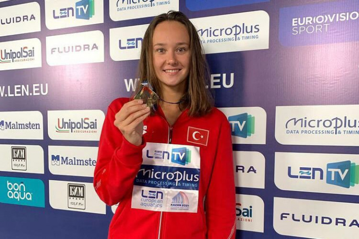 Rusia cere suspendarea unei inotatoare ucrainene, pentru ca a calcat pe drapelul Rusiei: „Astfel de provocari trebuie sa fie pedepsite indiferent de tara spre care sunt indreptate” Rusia cere suspendarea unei inotatoare ucrainene, pentru ca a calcat pe drapelul Rusiei: „Astfel de provocari trebuie sa fie pedepsite indiferent de tara spre care sunt indreptate”