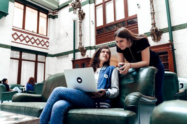 Bloggerii rusi au inceput sa aleaga VKontakte de doua ori mai des decat Telegram. Care sunt statisticile expertilor - FOTO
Bloggerii rusi au inceput sa aleaga VKontakte de doua ori mai des decat Telegram. Care sunt statisticile expertilor - FOTO