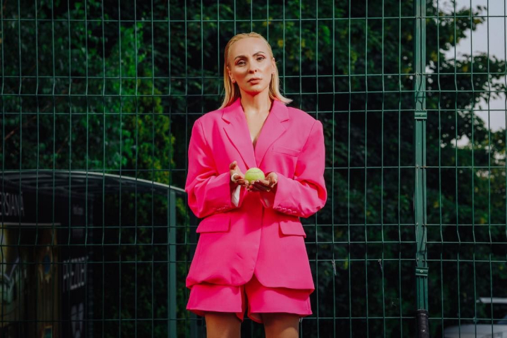 FASHION FRIDAY cu Xenia Bugneac: Exploziile cromatice, mai mult decat un trend in 2022 FASHION FRIDAY cu Xenia Bugneac: Exploziile cromatice, mai mult decat un trend in 2022