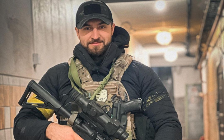 El este considerat cel mai sexy soldat al armatei ucrainene. Este un pachet de muschi si vedeta pe TikTok