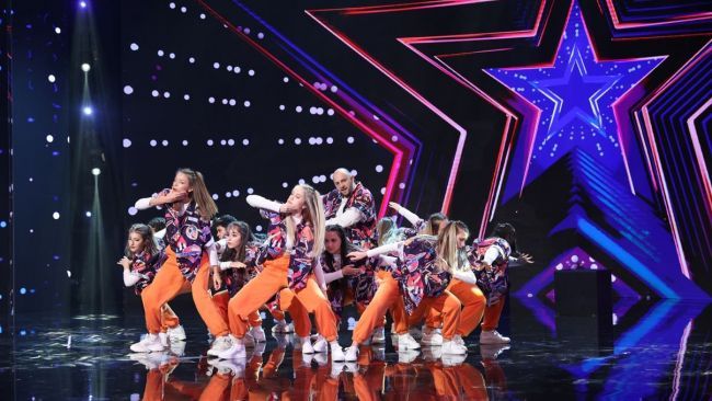 Membrii trupei Hometown Dance au luat patru de DA la Romanii au Talent, iar coregraful i-a surprins pe jurati cu vocea sa - VIDEO Membrii trupei Hometown Dance au luat patru de DA la Romanii au Talent, iar coregraful i-a surprins pe jurati cu vocea sa - VIDEO