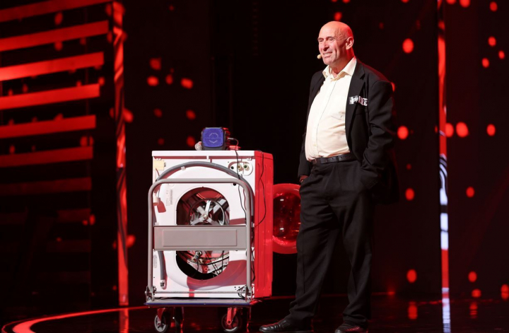 Liviu Minescu a venit cu noi inventii pe scena talentelor - VIDEO Liviu Minescu a venit cu noi inventii pe scena talentelor - VIDEO