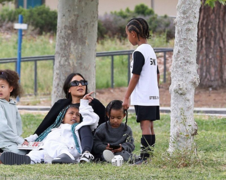 Kim Kardashian este o mama implicata. Cum a aparut vedeta la meciul de fotbal al fiului ei din Los Angeles - FOTO
Kim Kardashian este o mama implicata. Cum a aparut vedeta la meciul de fotbal al fiului ei din Los Angeles - FOTO