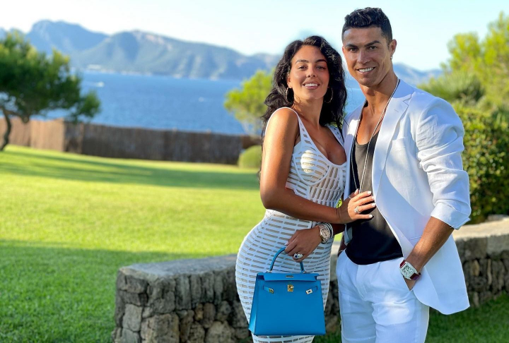 Cristiano Ronaldo ii achita iubitei sale Georgiana un ”salariu” urias in fiecare luna. Portughezul considera ca acestia sunt ”bani de cheltuiala”: „Familia este totul” Cristiano Ronaldo ii achita iubitei sale Georgiana un ”salariu” urias in fiecare luna. Portughezul considera ca acestia sunt ”bani de cheltuiala”: „Familia este totul”