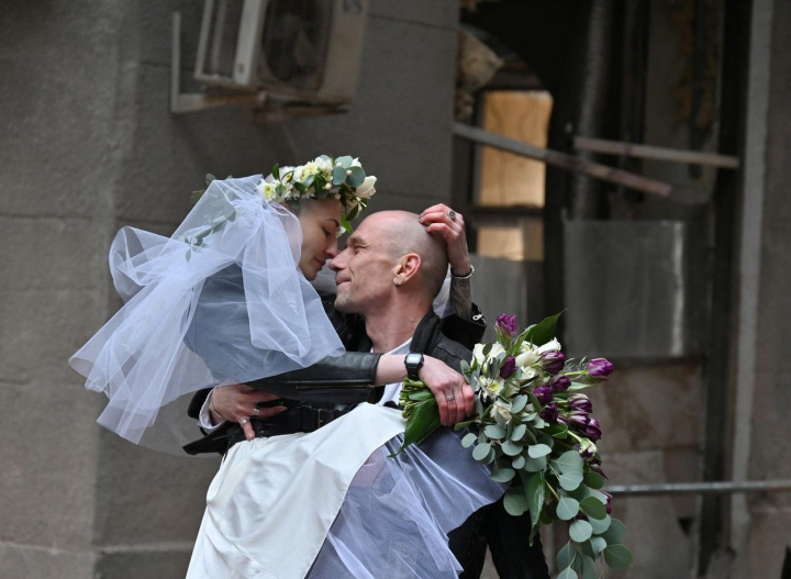 Un medic si o asistenta s-au casatorit printre ruinele din Harkovul bombardat. Au atras atentia intregii lumi cu ceremonia lor inedita - FOTO/VIDEO Un medic si o asistenta s-au casatorit printre ruinele din Harkovul bombardat. Au atras atentia intregii lumi cu ceremonia lor inedita - FOTO/VIDEO
