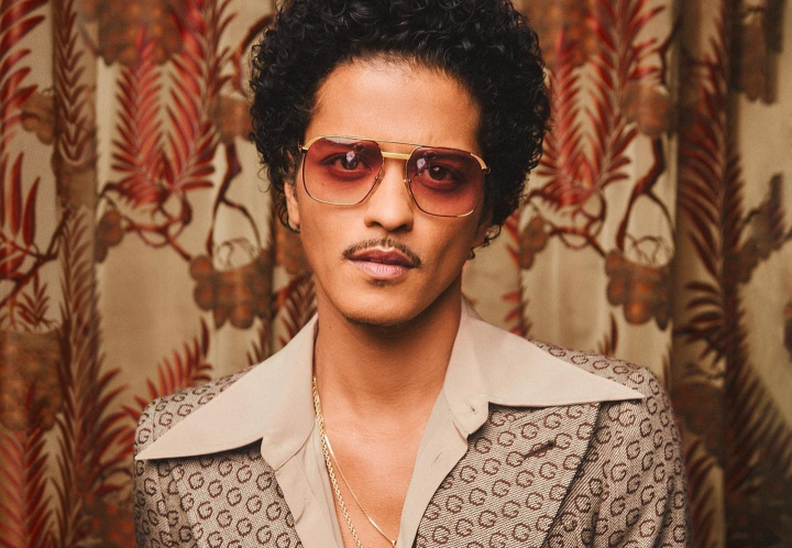 Bruno Mars - apostrofat dupa ce si-a aprins o tigara la Premiile Grammy: „Putem sa vorbim despre asta, in loc de Will Smith?”