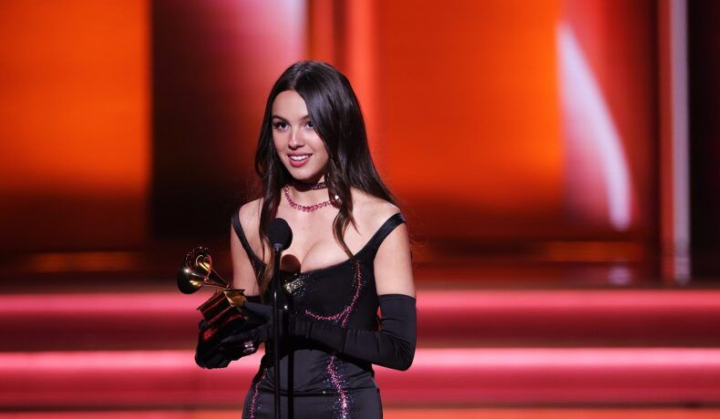 Olivia Rodrigo a spart unul dintre trofeele castigate la Premiile Grammy 2022. Momentul s-a intamplat chiar pe covorul rosu - FOTO
