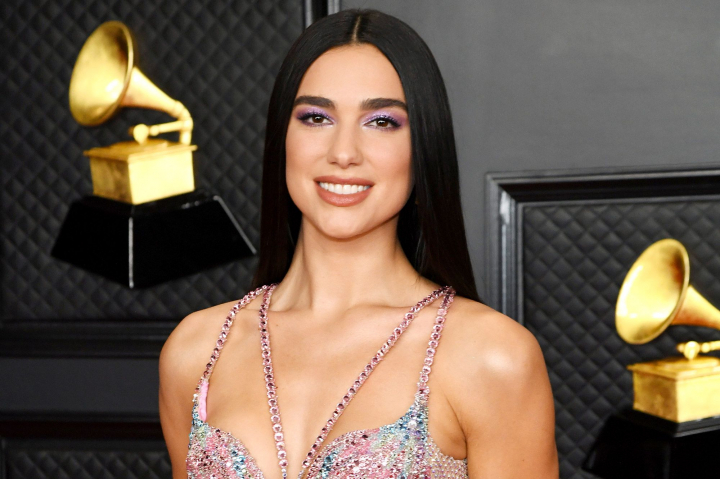 Dua Lipa isi reinventeaza look-ul. Si-a vopsit parul blond platinat. Vezi cum arata vedeta - FOTO Dua Lipa isi reinventeaza look-ul. Si-a vopsit parul blond platinat. Vezi cum arata vedeta - FOTO